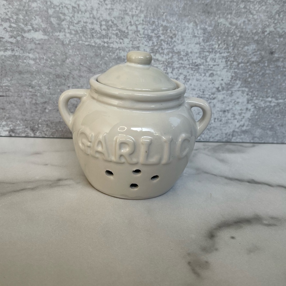 Garlic container in soft off white